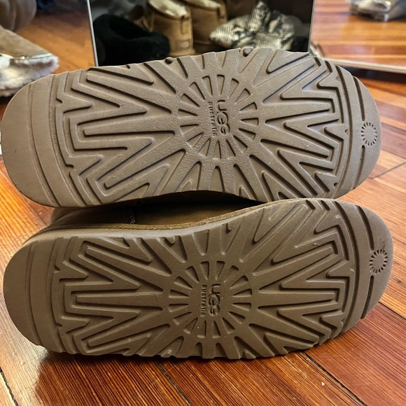 UGG BOOTS - Picture 4 of 8